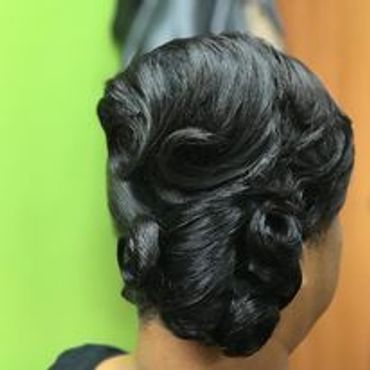 Desoto Texas / Dallas hairstylist doing bridal hair . This look is perfect for weddings . Classic U