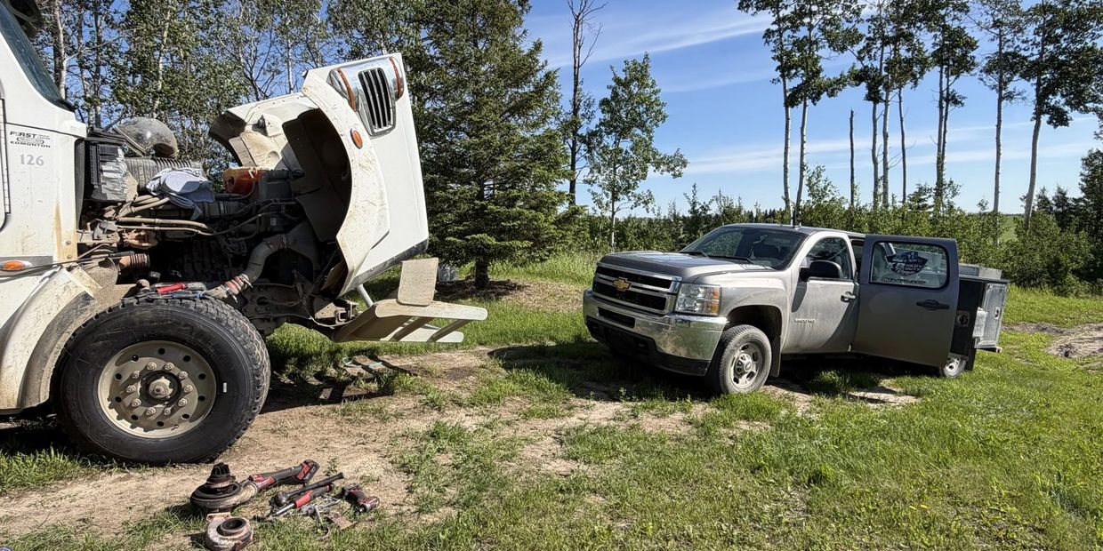 KB Heavy Duty service truck beside a heavy truck during an on-site repair