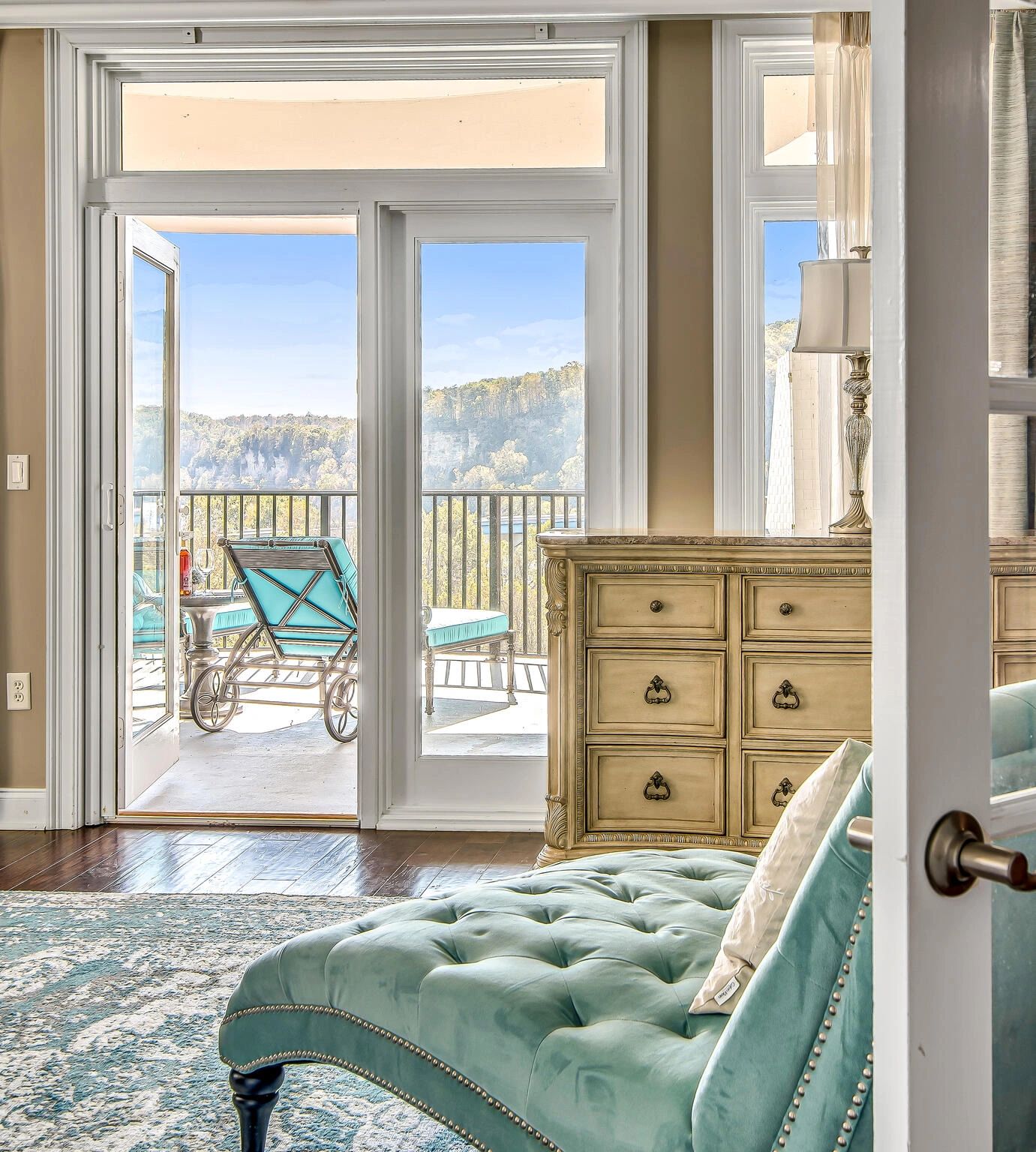 The Braxton Penthouse. Waterfront Nashville. spectacular views of Cumberland River.
