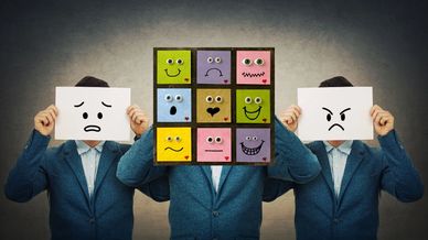 在組織資源有限、壓力快速變化的職場中,企業不只要關注「有沒有出問題」,更該思考「什麼時候就該出手」。
這篇文章從實務角度出發,深入解析情緒微波動如何影響團隊與品牌,並提出可行的企業支援策略與導入建議。