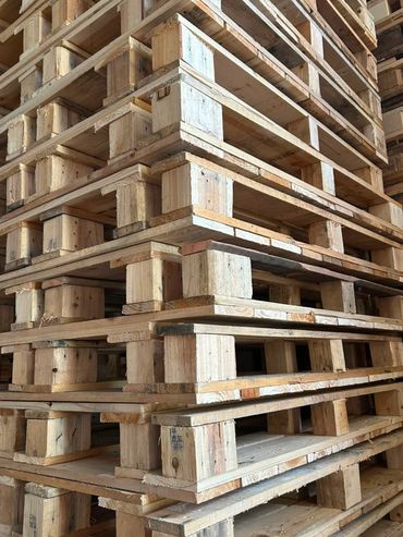 Montón de pallets de madera apilados.