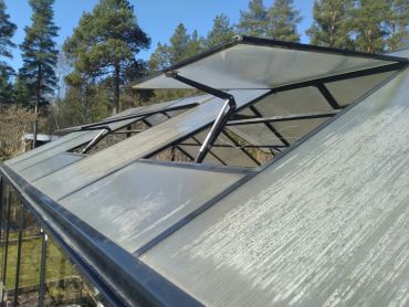 Kasvihuoneen automaattisen tuuletusluukun avaajan asennus