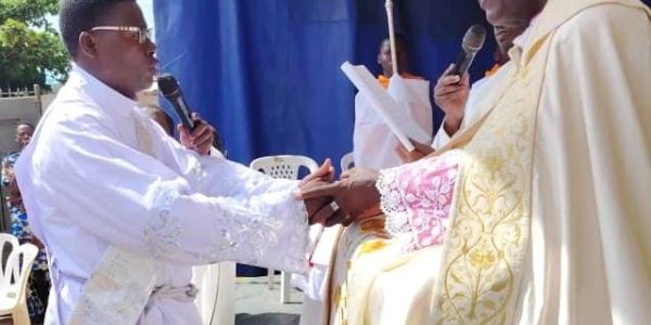 Ceremonia religiosa con un obispo y un sacerdote.