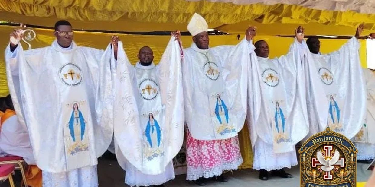 Sacerdotes católicos en vestimentas ceremoniales blancas.
