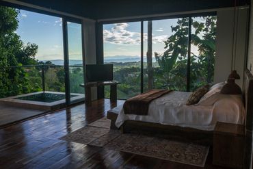 Vista desde la cama en suite con jacuzzi para pareja en circasia quindio