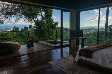 Vista del paisaje en suite con jacuzzi en el eje cafetero