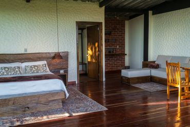 Sala de estar en suite con jacuzzi en circasia quindio