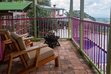 Fogata de suite con vista a la psicina en hotel campestre en quindio