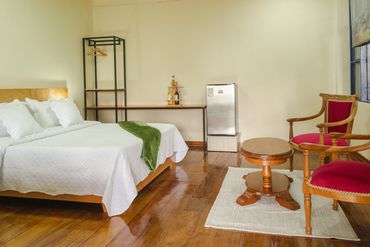 Sala de estar en suite para pareja en hotel campestre en armenia