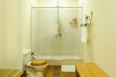 Ducha en habitacion de tipo suite para pareja en circasia