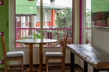 comedor suite con vista a la piscina