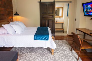 Vista general de habitacion para parejas en hotel campestre en circasia quindio