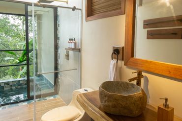 Baño , ducha y jacuzzi en suite en el eden country
