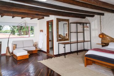 vista general de suite con fogata para pareja en circasia quindio