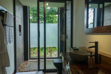 Baño con pared de cristal en suite con jacuzzi en circasia