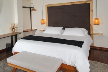 Dormitorio con cama king en hotel campestre el eden country en circasia