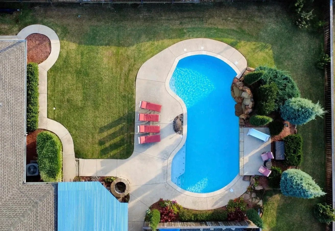 SABLE CREEK LUXURY POOLS & OUTDOORS logo