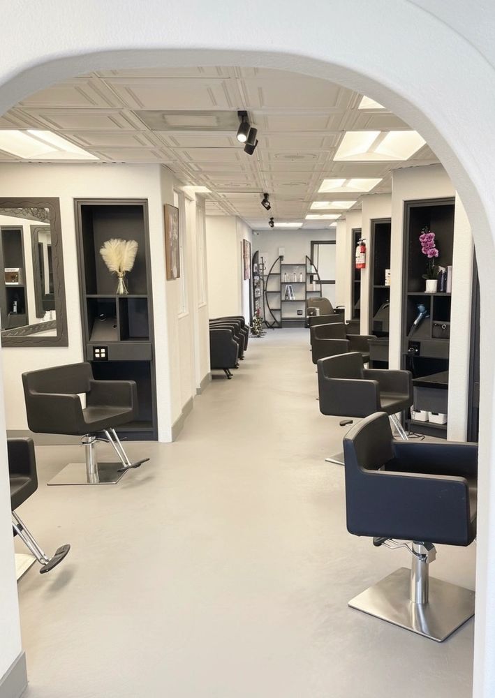 New Hair salon with 7 seats. clean