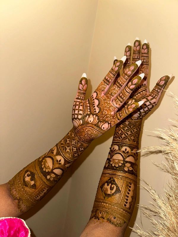 Extravagant full-coverage bridal mehndi by a top henna artist in Southampton, featuring luxurious fl