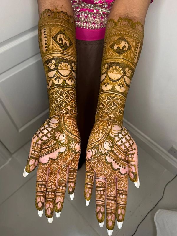 Extravagant full-coverage bridal mehndi by a top henna artist in Southampton, featuring luxurious fl
