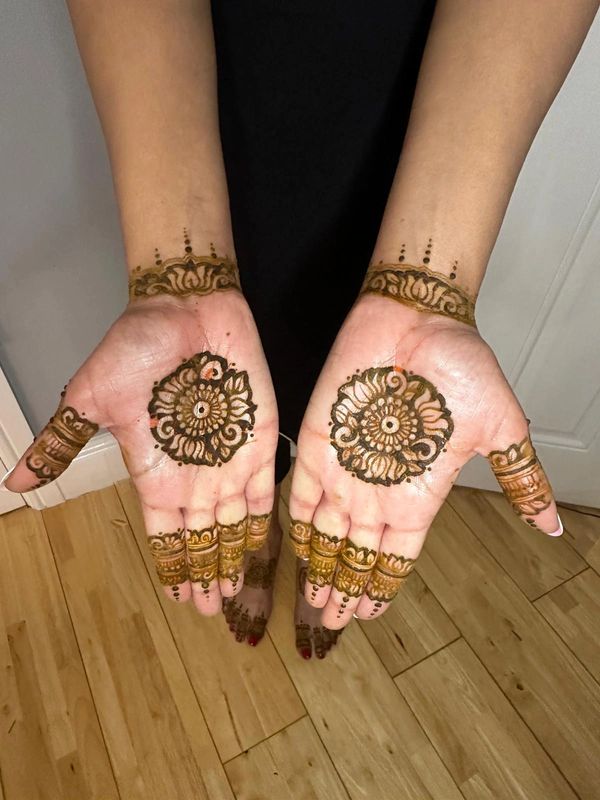 Bridal henna design from the Minimal Sapphire Package by a Southampton henna artist, featuring simpl