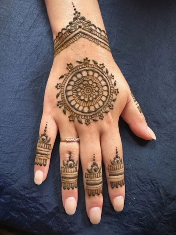 Bridal henna design from the Minimal Sapphire Package by a Southampton henna artist, featuring simpl