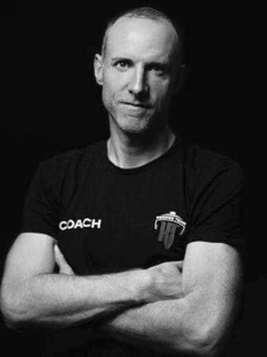 Julien a débuté son parcours dans le Muay Thaï en 1988 à la salle "France Muay Thai" aux côtés du lé