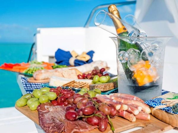 Homemade fresh food and unlimited drinks served onboard
