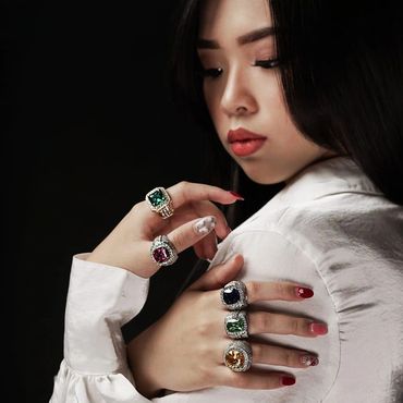AGJewellery - Model cantik dengan memakai set cincin laki batu mulia