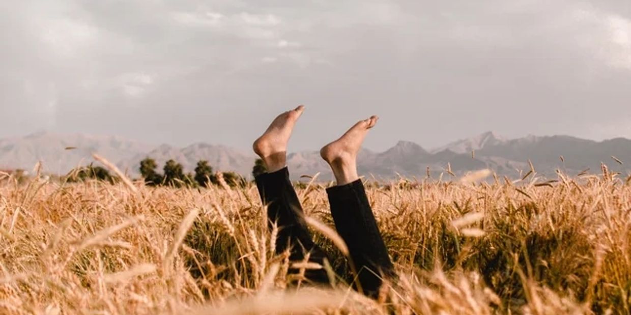 Fötter i luften på ett fält