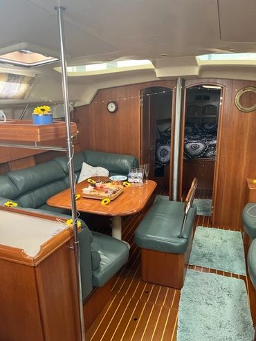 Bring your dinner on the water on a spacious sail boat tour or sunset tour boat in Baltimore