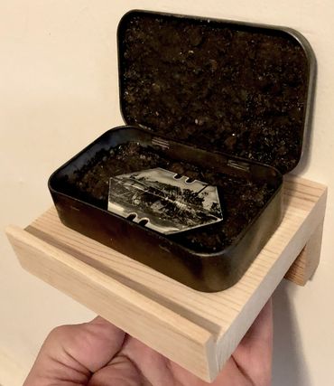 Razor Blades: Wooden shelf provided upon request