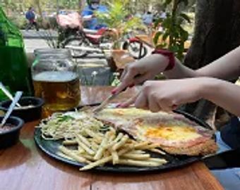 Costra de queso fundido con chilaquiles y tu elección de Mila, Nesa o Suadero.