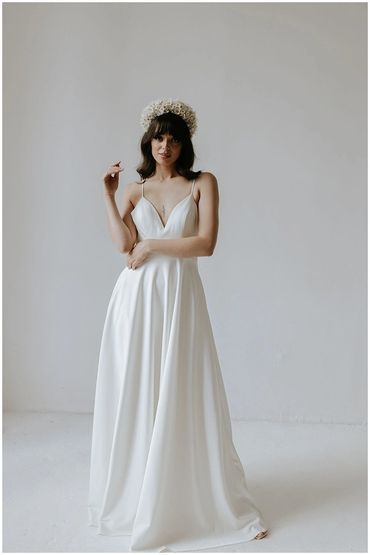 Lark. v neck thin strap slip style wedding dress
Ascot Twyford Sonning Hampshire Surrey Farnham