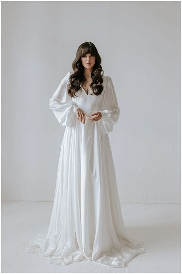 Taylor. V neck long sleeve wedding dress with lots of volume
Bracknell Reading Binfield Henley