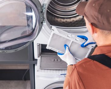 Técnico dando reparación y mantenimiento de Lava-Secadora