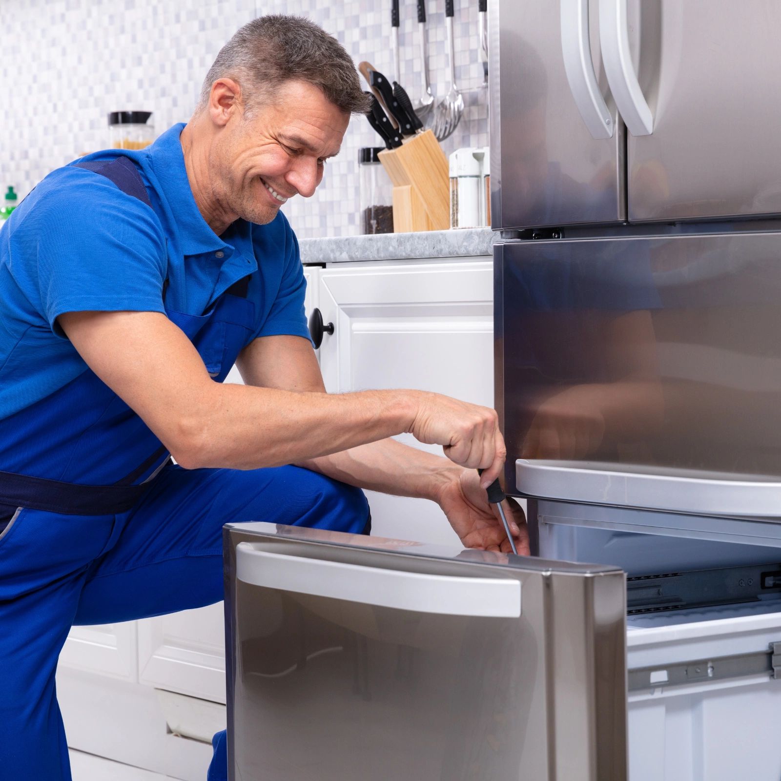Técnico Reparando Refrigerador