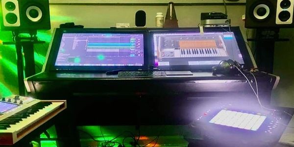 MAGIC DESK