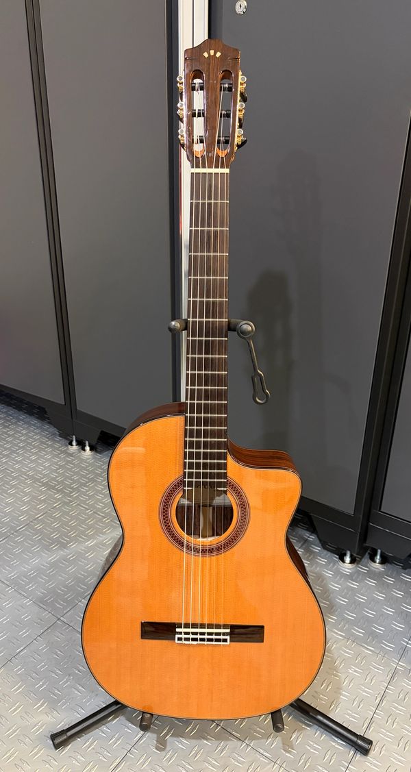 A beautiful classic(al) Cordoba all spruced up and sounding rich…