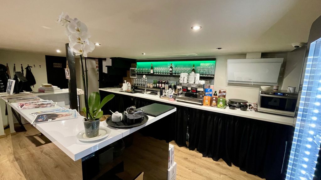 CAFE / BAR