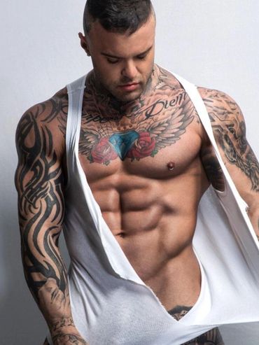 Sydney male entertainer Justin delivering high energy hens party entertainment in Eastern Suburbs