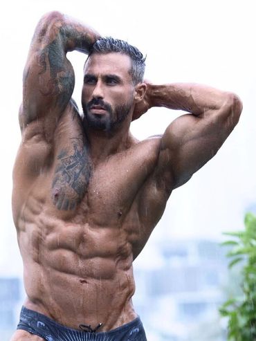 Kyle entertaining hens party in Sydney