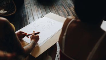 Fun life drawing session Wollongong hens party with women drawing and enjoying a mobile class