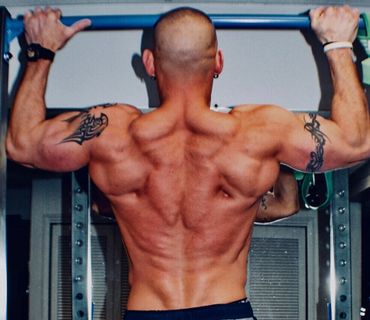 Back anatomy while doing a pull up
