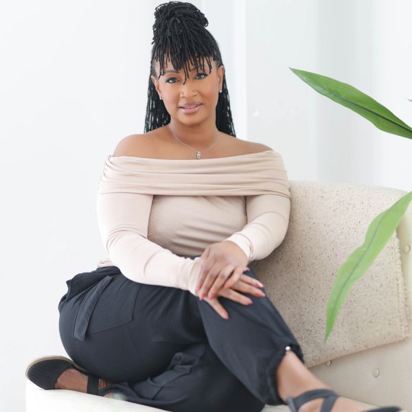 Woman sitting on a chair with a relaxed pose.