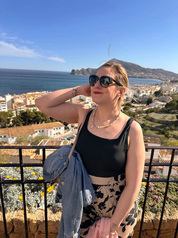 PresentacIón de Romina Bello, con fondo de mar en día soleado