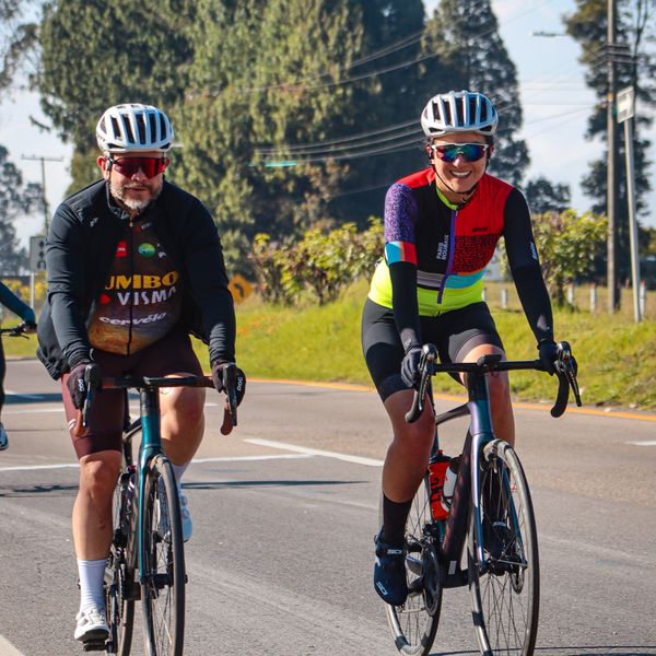 Dos personas montando bici