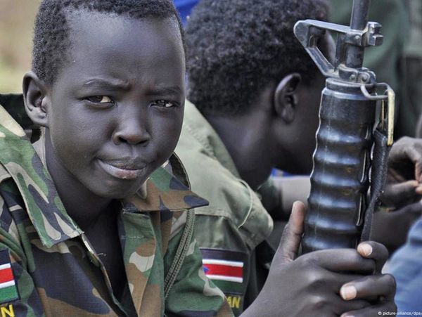 Jonge soldaat in militaire kleding met geweer.
