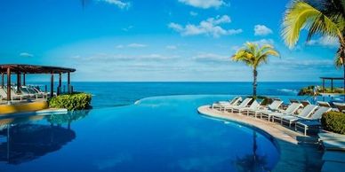 Inifinity edge pool, tropical paradise