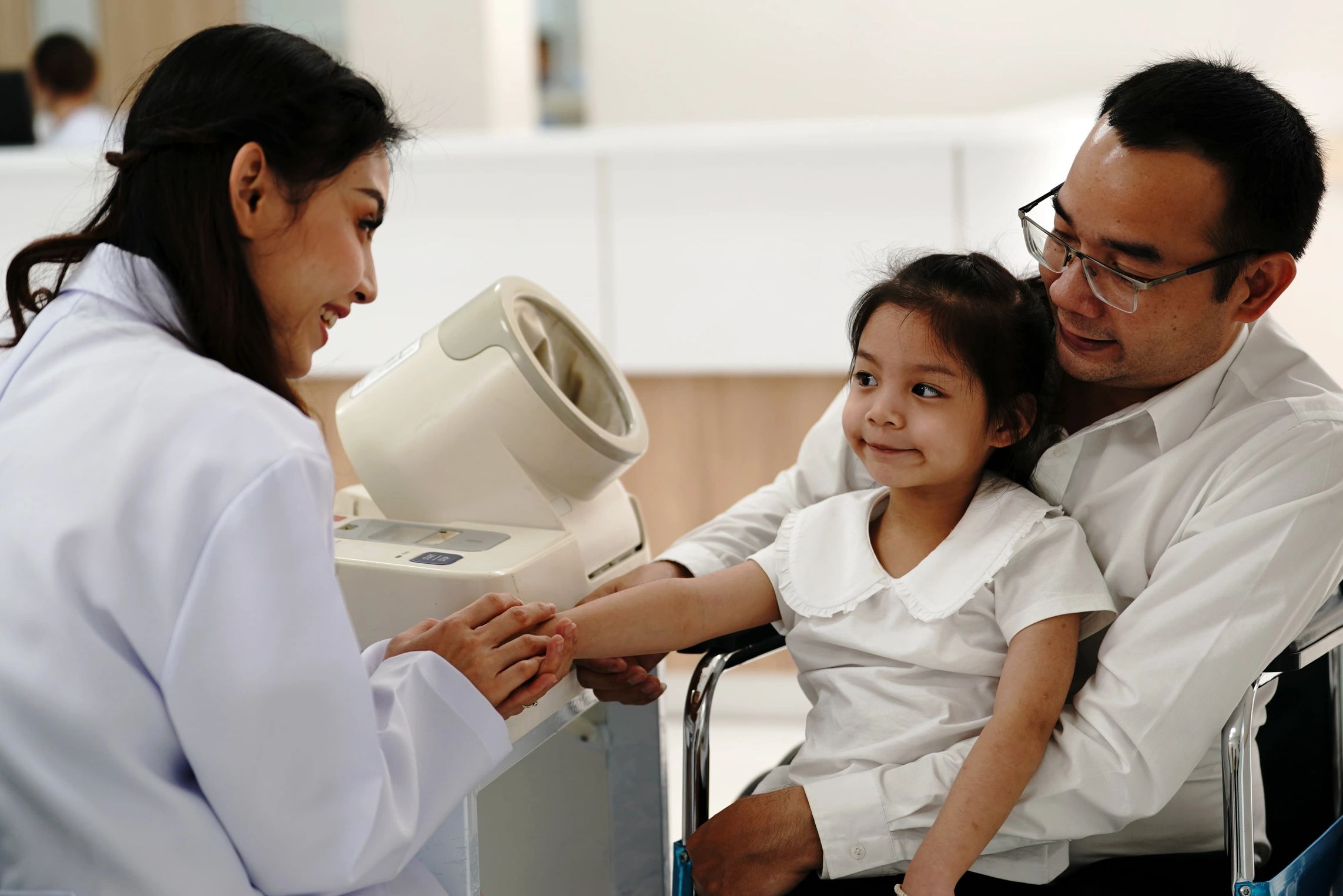Paciente recibiendo atención médica profesional, con cobertura de seguro de gastos médicos mayores